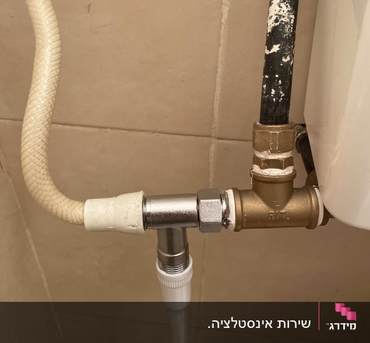 צינורות וחיבורים במערכת אינסטלציה